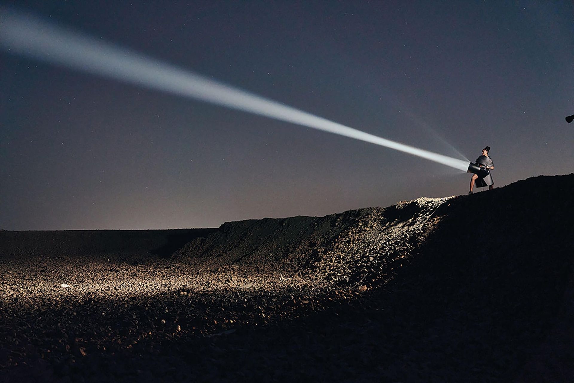 Proyector de exterior HIRO de VK Leading Light iluminando un paisaje nocturno