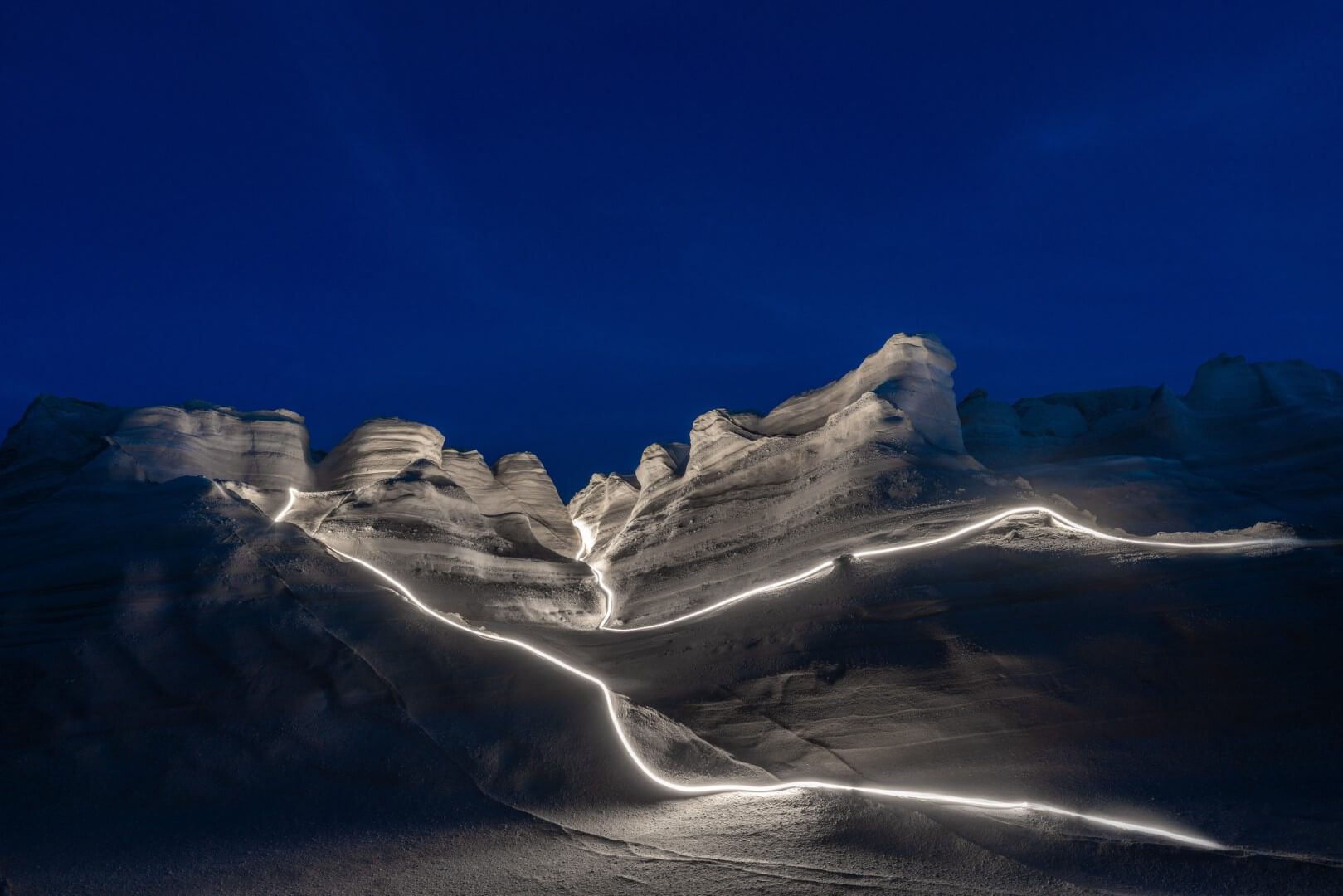 Tubo LED Keiso sobre las rocas de Sarakiniko de noche