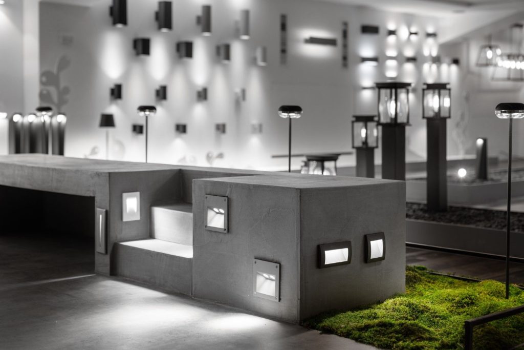 Iluminación de exterior en el showroom de VK Leading Light